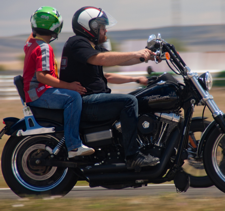 Jazda na motocyklu z dzieckiem - przepisy i podstawy bezpiecznej podróży