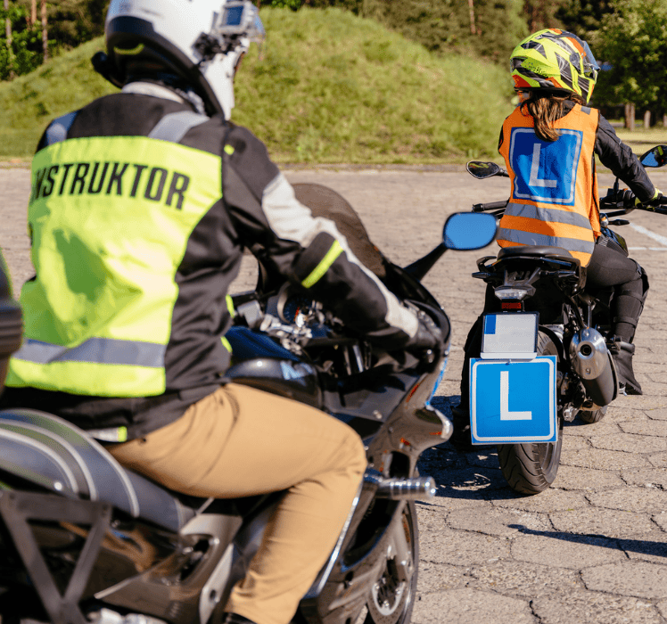 Od ilu lat można zrobić prawo jazdy na motocykl? Sprawdź kategorie i wymagania!